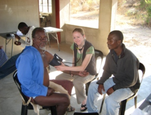 AEF volunteers and members of the comunity perfoming health checkups.